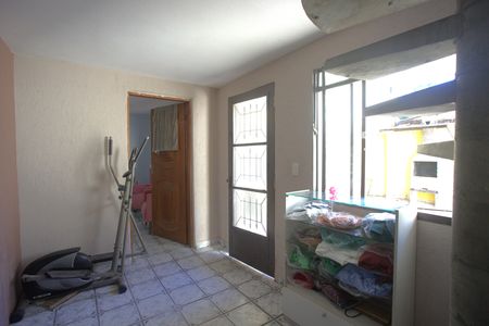 Casa à venda com 200m², 3 quartos e 3 vagas Casa à venda com 200m², 3 quartos e 3 vagasHall