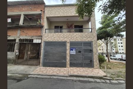 Casa à venda com 64m², 3 quartos e 1 vaga Casa à venda com 64m², 3 quartos e 1 vagaFachada