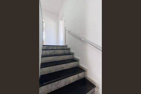 Casa para alugar com 100m², 3 quartos e 1 vaga Casa para alugar com 100m², 3 quartos e 1 vagaEscada