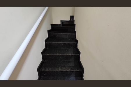 Casa à venda com 114m², 3 quartos e 4 vagas Casa à venda com 114m², 3 quartos e 4 vagasEscada