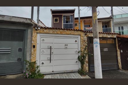 Casa à venda com 114m², 3 quartos e 4 vagas Casa à venda com 114m², 3 quartos e 4 vagasFachada