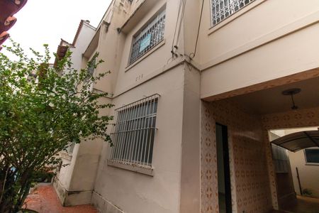 Casa à venda com 141m², 5 quartos e 2 vagas Casa à venda com 141m², 5 quartos e 2 vagasFachada