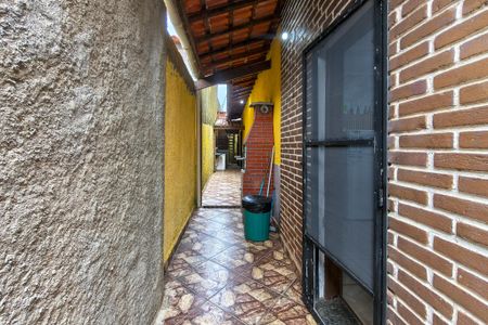 Casa para alugar com 168m², 3 quartos e 3 vagasCorredor lateral 