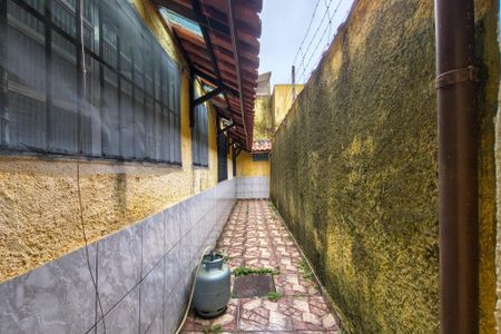 Casa para alugar com 168m², 3 quartos e 3 vagasCorredor lateral 