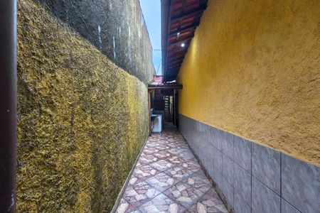 Casa para alugar com 168m², 3 quartos e 3 vagasCorredor lateral 