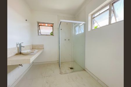 Casa à venda com 320m², 3 quartos e 4 vagasBanheiro da Suíte 2