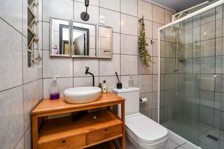 Banheiro de apartamento para alugar com 1 quarto, 50m² em Vila Jardim, Porto Alegre