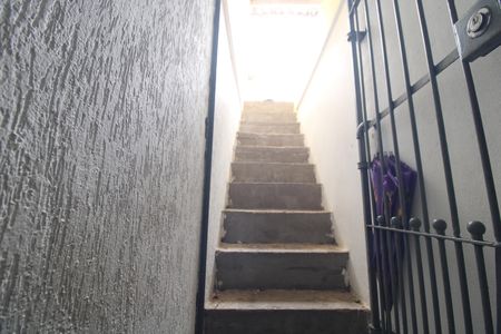 Casa à venda com 120m², 2 quartos e 1 vagaEscada para casa 2