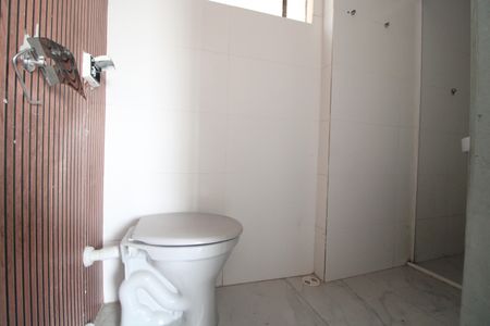 Banheiro da suíte de casa à venda com 1 quarto, 32m² em Jardim Belcito, São Paulo