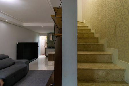 Casa de condomínio para alugar com 69m², 2 quartos e 1 vagaEscadas entre andares