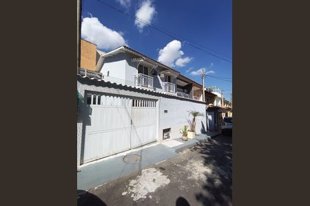 Casa de condomínio à venda com 280m², 3 quartos e 2 vagas Casa de condomínio à venda com 280m², 3 quartos e 2 vagasFachada