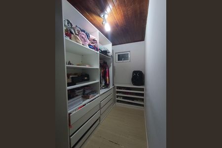 Casa de condomínio à venda com 280m², 3 quartos e 2 vagas Casa de condomínio à venda com 280m², 3 quartos e 2 vagasCloset