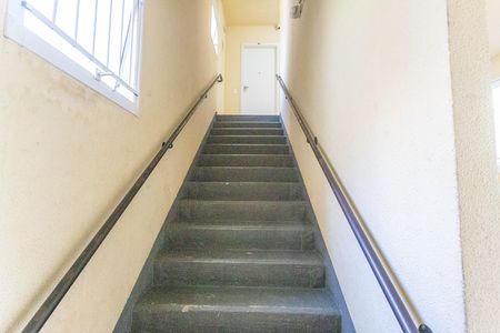 Apartamento à venda com 57m², 2 quartos e 1 vaga Apartamento à venda com 57m², 2 quartos e 1 vagaEscada do prédio