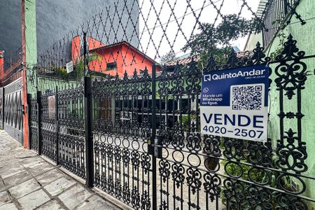 Casa à venda com 319m², 3 quartos e 1 vaga Casa à venda com 319m², 3 quartos e 1 vagaFachada