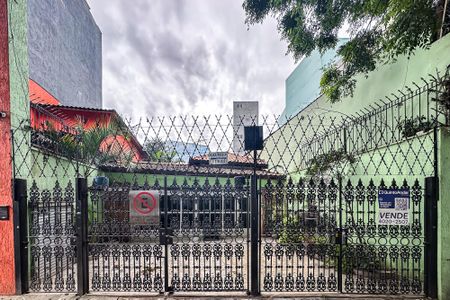 Casa à venda com 319m², 3 quartos e 1 vaga Casa à venda com 319m², 3 quartos e 1 vagaFachada