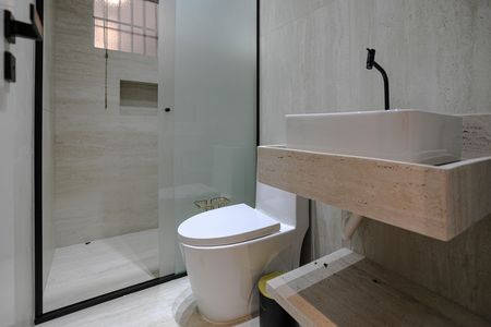 Casa para alugar com 130m², 2 quartos e 3 vagas Casa para alugar com 130m², 2 quartos e 3 vagasBanheiro - Quarto 2 - Suíte