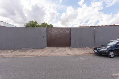 Casa à venda com 1500m², 2 quartos e 8 vagas Casa à venda com 1500m², 2 quartos e 8 vagasFachada
