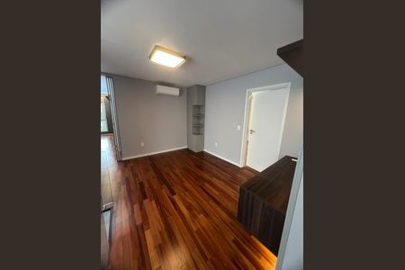 Casa de condomínio para alugar com 270m², 4 quartos e 2 vagasSala