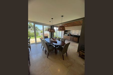 Casa de condomínio para alugar com 270m², 4 quartos e 2 vagasChurrasqueira