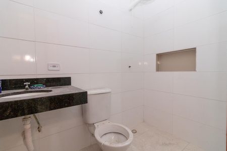 Banheiro da Suíte 1 de casa de condomínio para alugar com 2 quartos, 55m² em Vila Pierina, São Paulo