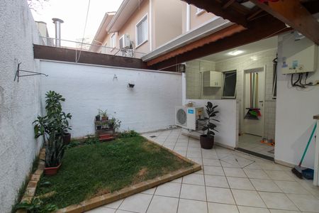Casa de condomínio à venda com 216m², 4 quartos e 5 vagas Casa de condomínio à venda com 216m², 4 quartos e 5 vagasQuintal