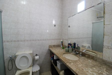 Casa de condomínio à venda com 216m², 4 quartos e 5 vagas Casa de condomínio à venda com 216m², 4 quartos e 5 vagasBanheiro do Quarto 1