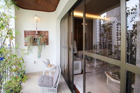 Apartamento à venda com 156m², 3 quartos e 2 vagasVaranda