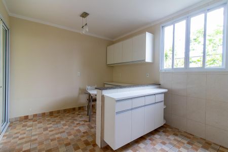Casa de condomínio para alugar com 325m², 4 quartos e 2 vagasCozinha