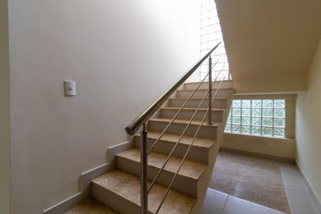 Casa de condomínio para alugar com 325m², 4 quartos e 2 vagasEscada