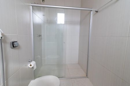 Casa de condomínio para alugar com 325m², 4 quartos e 2 vagasBanheiro da Suíte 1