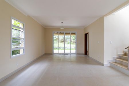 Casa de condomínio para alugar com 325m², 4 quartos e 2 vagasSala