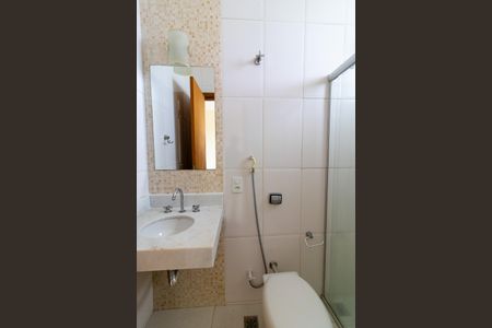 Casa de condomínio para alugar com 325m², 4 quartos e 2 vagasBanheiro da Suíte 3