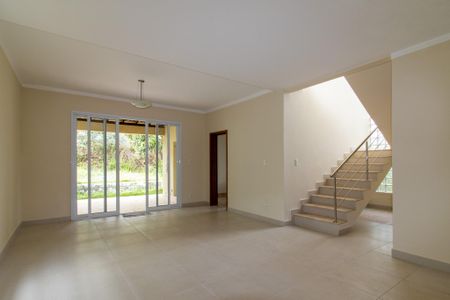 Casa de condomínio para alugar com 325m², 4 quartos e 2 vagasSala