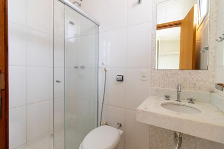 Casa de condomínio para alugar com 325m², 4 quartos e 2 vagasBanheiro da Suíte 2