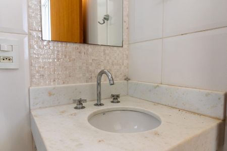 Casa de condomínio para alugar com 325m², 4 quartos e 2 vagasBanheiro da Suíte 2