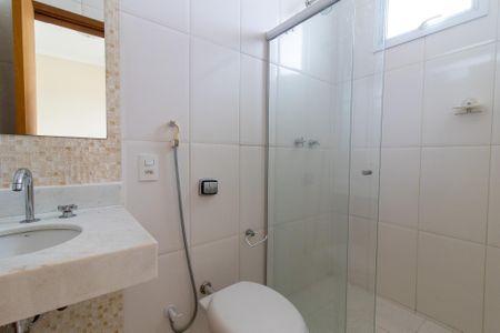 Casa de condomínio para alugar com 325m², 4 quartos e 2 vagasBanheiro da Suíte 3