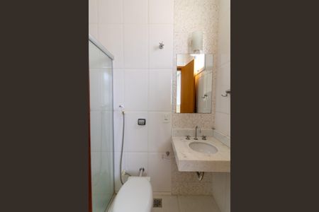 Casa de condomínio para alugar com 325m², 4 quartos e 2 vagasBanheiro da Suíte 2