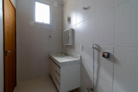 Casa de condomínio para alugar com 325m², 4 quartos e 2 vagasBanheiro da Suíte 1
