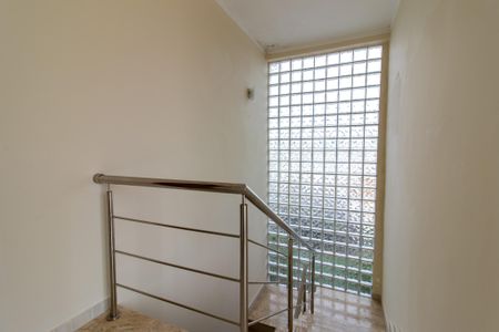 Casa de condomínio para alugar com 325m², 4 quartos e 2 vagasEscada