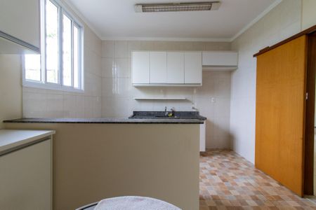 Casa de condomínio para alugar com 325m², 4 quartos e 2 vagasCozinha