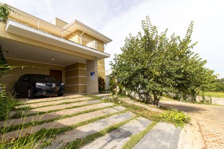 Casa de condomínio para alugar com 325m², 4 quartos e 2 vagasFachada