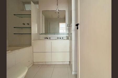 Apartamento à venda com 173m², 3 quartos e sem vaga Apartamento à venda com 173m², 3 quartos e sem vagaSuíte - banheiro
