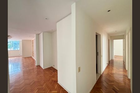 Apartamento à venda com 173m², 3 quartos e sem vaga Apartamento à venda com 173m², 3 quartos e sem vagaCorredor de acesso aos cômodos