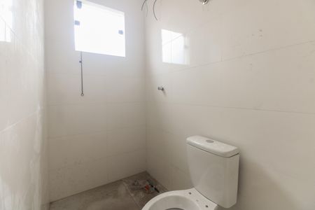 Banheiro Suíte 1 de casa de condomínio para alugar com 2 quartos, 68m² em Guaiauna, São Paulo