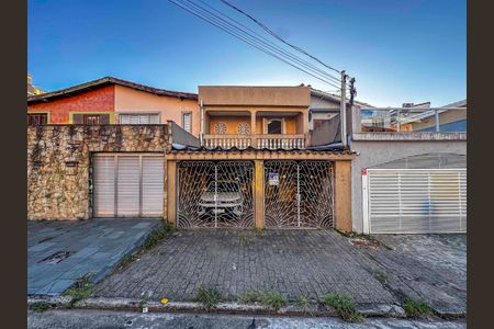 Casa à venda com 240m², 4 quartos e 2 vagas Casa à venda com 240m², 4 quartos e 2 vagasFachada