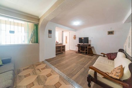 Casa à venda com 240m², 4 quartos e 2 vagas Casa à venda com 240m², 4 quartos e 2 vagasSala de TV