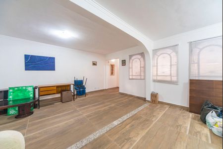 Casa à venda com 240m², 4 quartos e 2 vagas Casa à venda com 240m², 4 quartos e 2 vagasSala