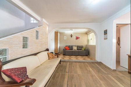 Casa à venda com 240m², 4 quartos e 2 vagas Casa à venda com 240m², 4 quartos e 2 vagasSala de TV