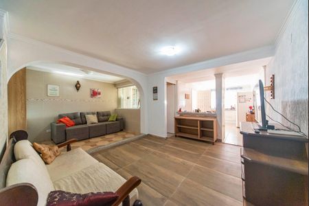 Casa à venda com 240m², 4 quartos e 2 vagas Casa à venda com 240m², 4 quartos e 2 vagasSala de TV