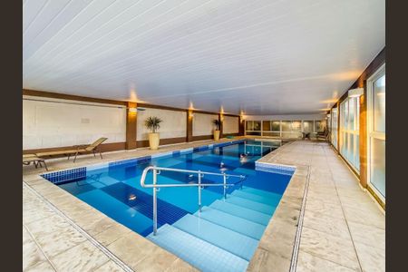 Apartamento à venda com 73m², 2 quartos e 3 vagas Apartamento à venda com 73m², 2 quartos e 3 vagasÁrea comum - Piscina coberta